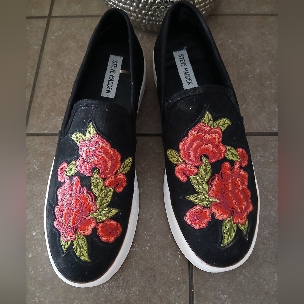 Steve Madden Black Floral Embroidered Slip-ons, 9.5 EUC